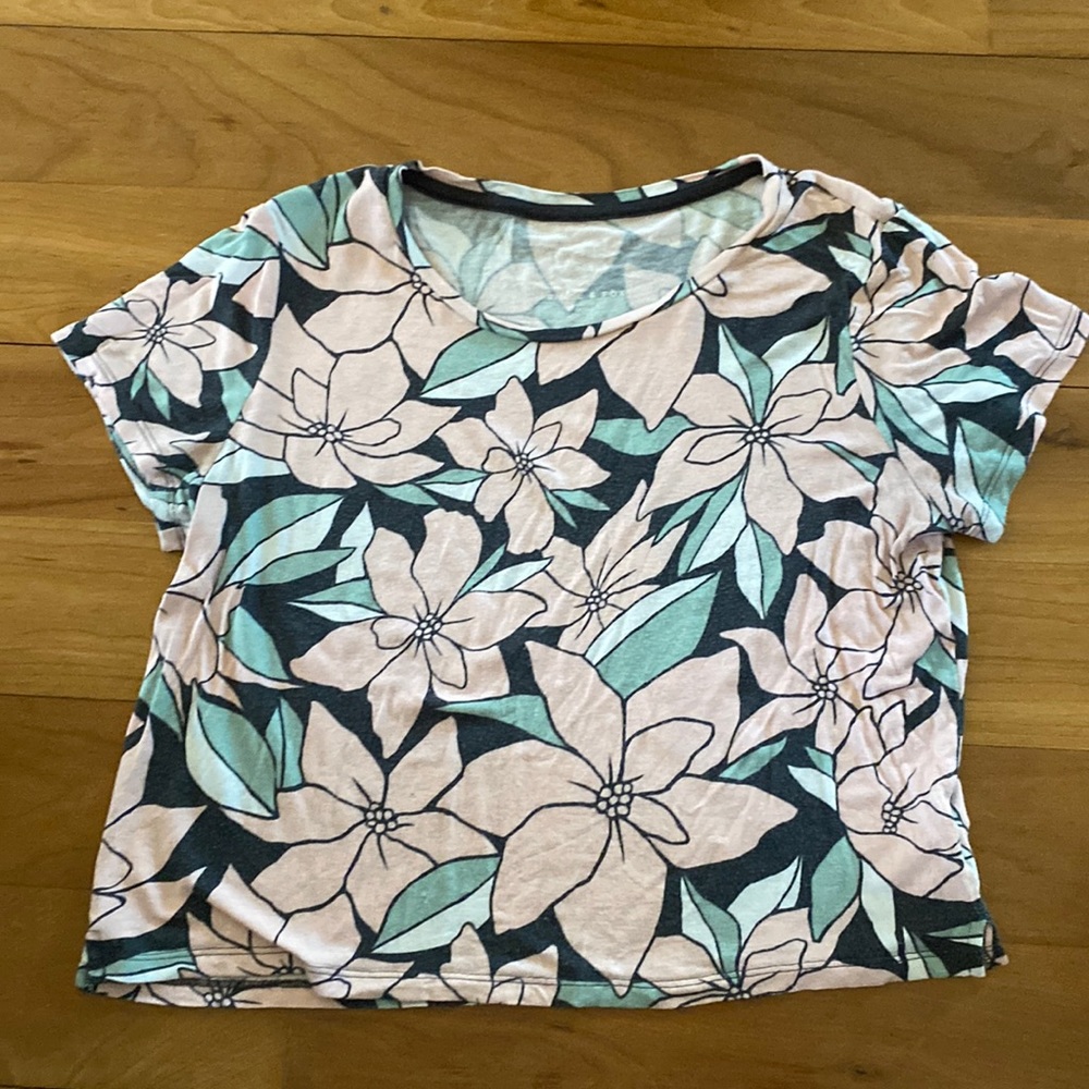 Floral cropped tee size M